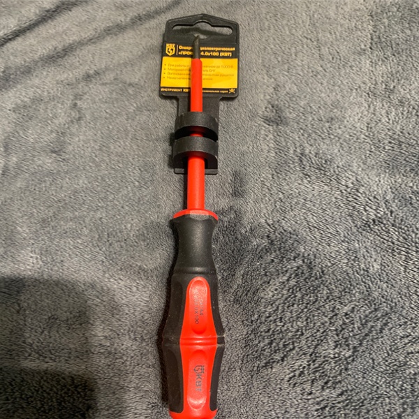 Изолированная отвертка КВТ Профи шлиц 4.0х100мм, для работ под напряжением до 1000 В