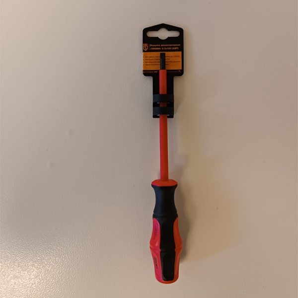 Изолированная отвертка КВТ Профи шлиц 4.0х100мм, для работ под напряжением до 1000 В