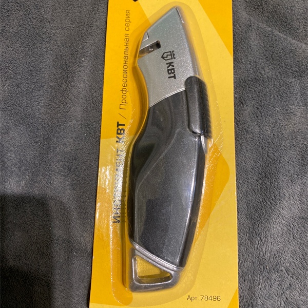 Нож строительный монтажный КВТ НСМ-11 для резки бумаги, картона, пластика, резины (со стропорезом)