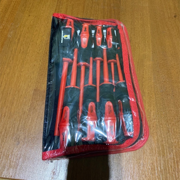 Набор из 9 изолированных отверток КВТ Профи НИО-09 в сумке, для работы под напряжением до 1000 В