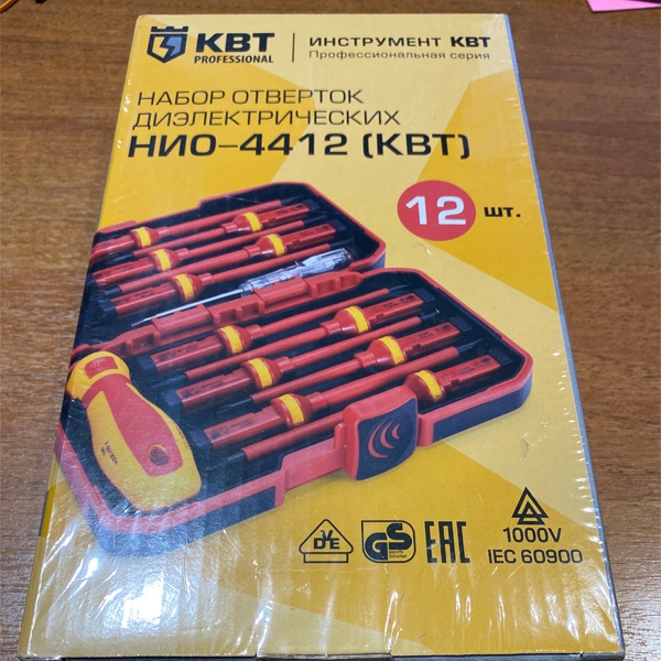 Изолированная рукоятка КВТ Профи НИО-4412 в кейсе со 11 сменными битами и отверткой индикатором напряжения