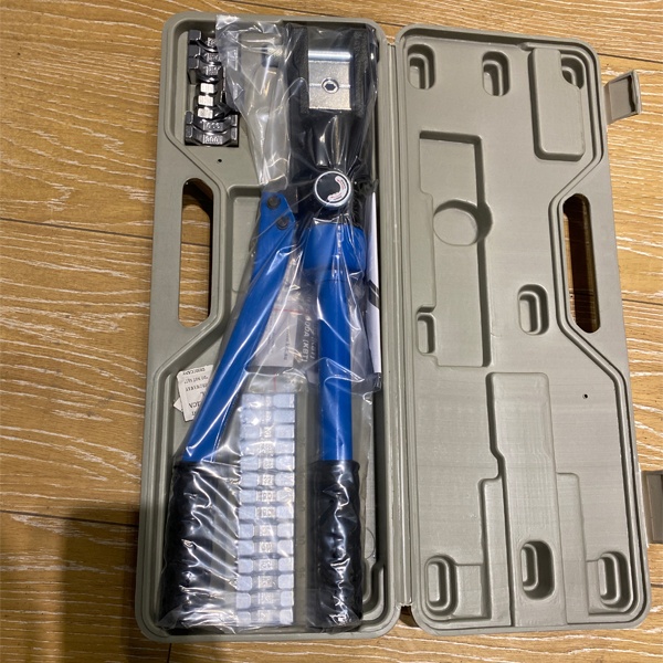 Пресс гидравлический ручной с набором из 12 матриц в прочном пластиковом кейсе ПГР-300 КВТ.