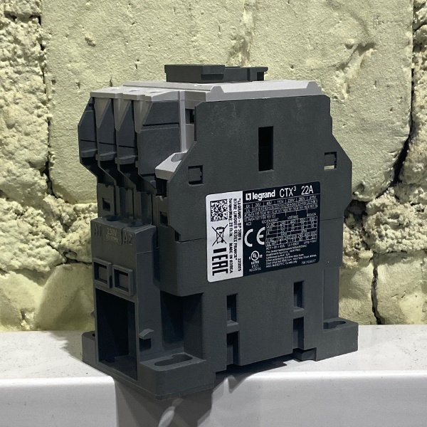 Промышленный, трехполюсный магнитный пускатель CTX3 22, номинальным током 22 Ампера, 230 В переменный ток, вспомогательный контакт 1NO+1NC
