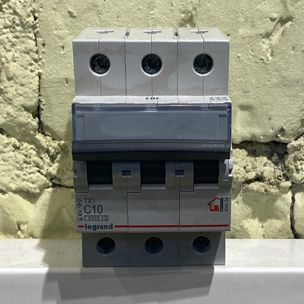 Электрический трехполюсный автомат Legrand TX3 на 10 Ампер характеристика C