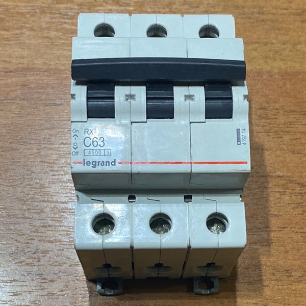 Трехполюсный модульный электрический автомат RX3 63А характеристика C Legrand