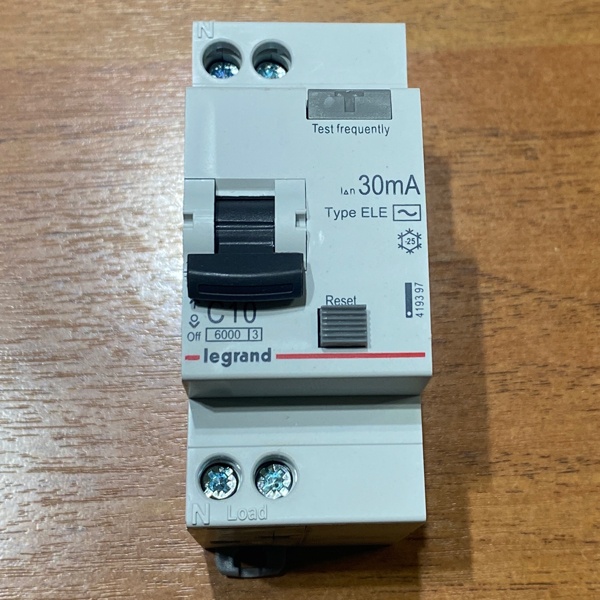 Однофазный дифференциальный автоматический выключатель АВДТ RX3 10A 30mA Тип AC Legrand