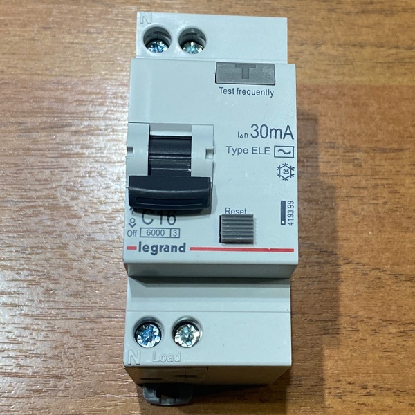 Однофазный дифференциальный автоматический выключатель АВДТ RX3 16A 30мА Тип AC Legrand