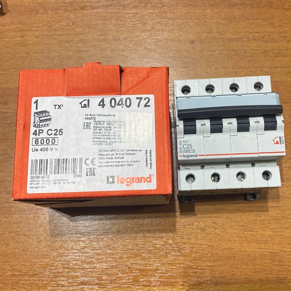 Электрический четырехполюсный автомат Legrand TX3 на 25 Ампер характеристика C
