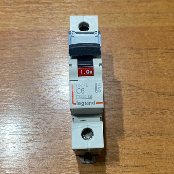 Электрический однополюсный автомат Легран DX3 на 6 Ампера уставка C