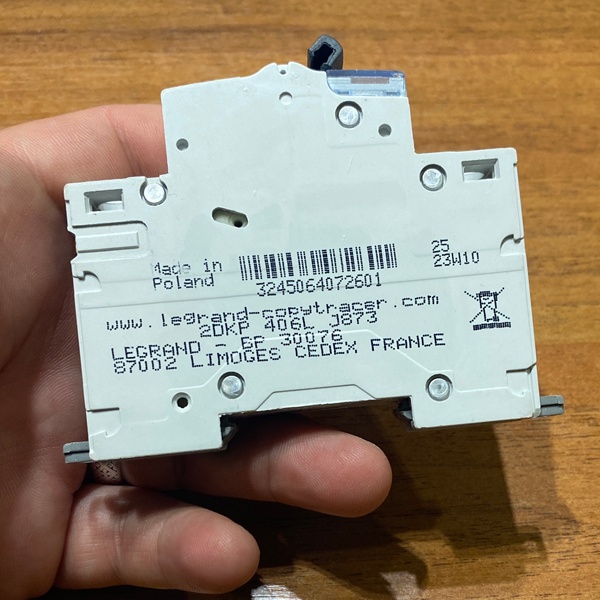 Электрический однополюсный автомат Легран DX3 на 6 Ампера уставка C