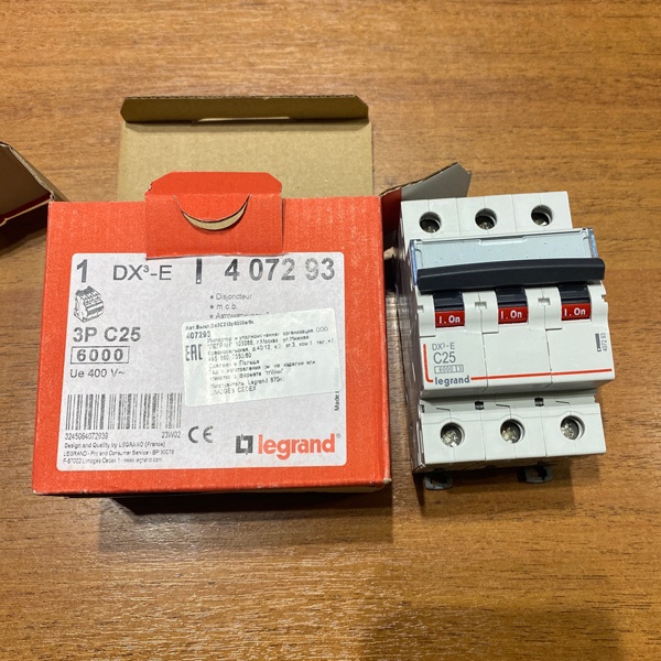 Электрический трёхполюсный автомат Легран DX3 на 25 Ампер уставка С