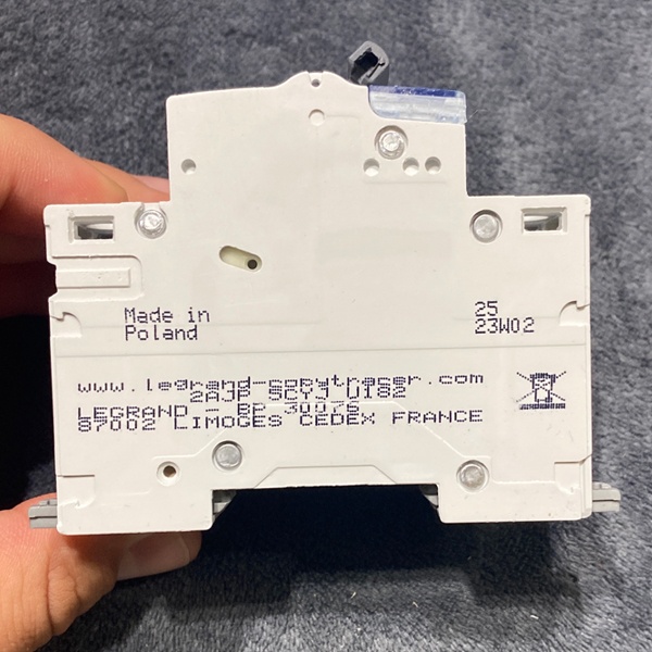 Электрический трёхполюсный автомат Легран DX3 на 25 Ампер уставка С