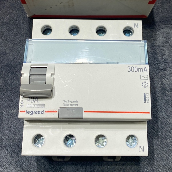 Четырехполюсный выключатель дифференциального тока 300мА тип АС Легранд 40 А