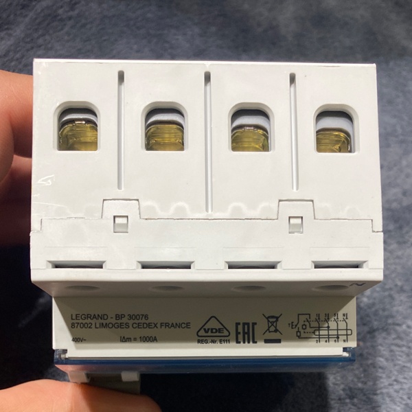 Четырехполюсный выключатель дифференциального тока 300мА тип АС Легранд 40 А