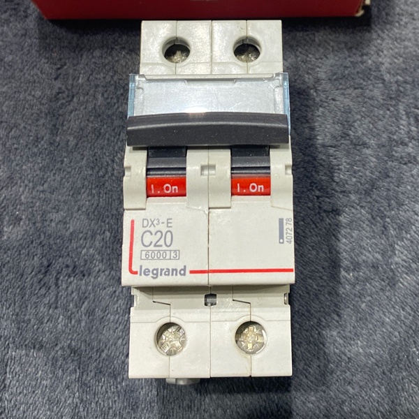 Электрический двухполюсный автомат Легран серии DX3 на 20 Ампер уставка C