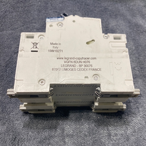 Электрический трёхполюсный автомат Легран DX3 на 10 Ампер уставка С