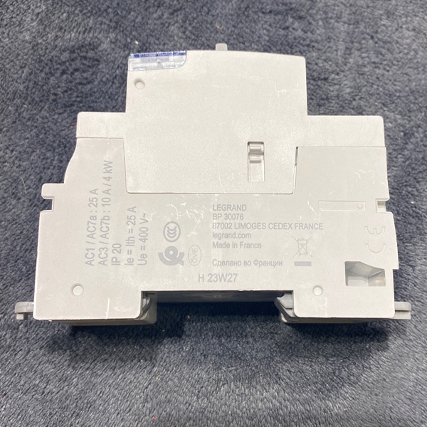 Четырехполюсный компактный магнитный пускатель Легранд с рукояткой управления