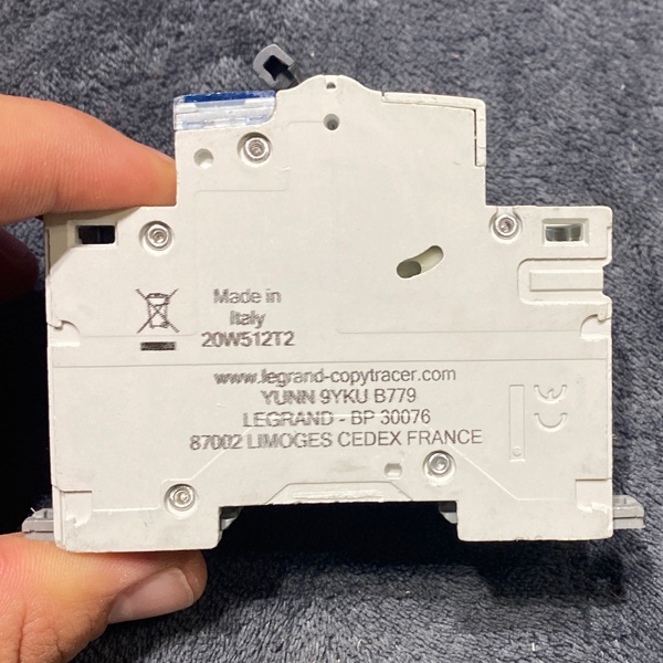 Электрический двухполюсный автомат Легран серии DX3 на 16 Ампер уставка C