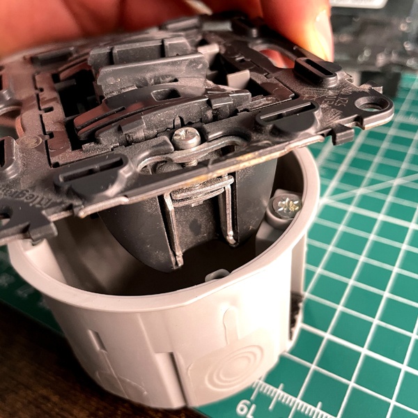 Монтажная коробка (подрозетник или установочная коробка) диаметром 68 мм и глубиной 47 мм