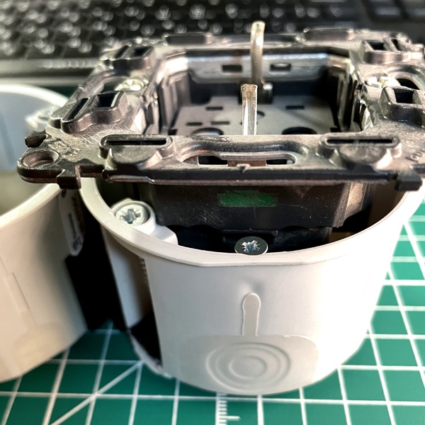 Монтажная коробка (подрозетник или установочная коробка) диаметром 68 мм и глубиной 47 мм