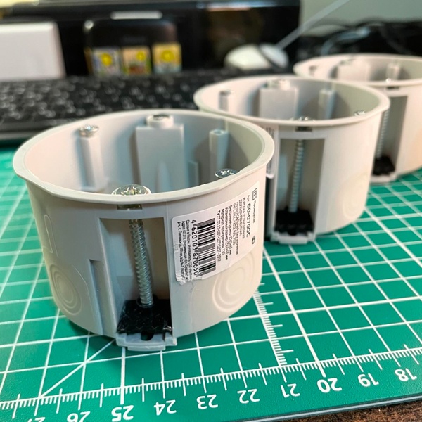 Монтажная коробка (подрозетник или установочная коробка) диаметром 68 мм и глубиной 47 мм