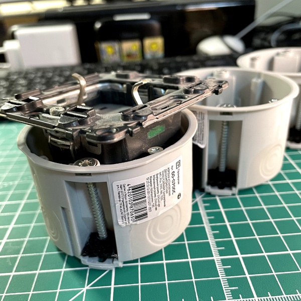 Монтажная коробка (подрозетник или установочная коробка) диаметром 68 мм и глубиной 47 мм