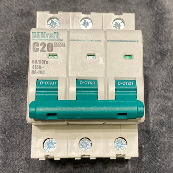 Трехполюсный электрический автомат Шнайдер Электрик 20А модульного типа