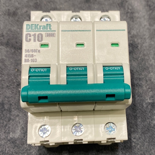 Трехполюсный электрический автомат Шнайдер Электрик 10А модульного типа
