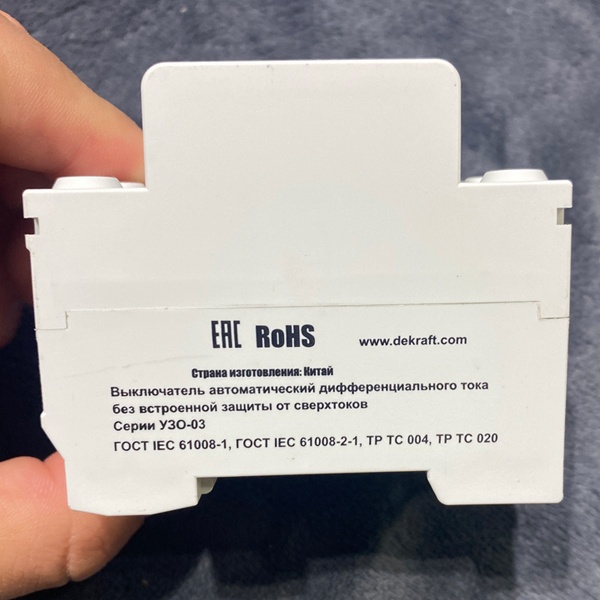 Четырехполюсное устройство защитного отключения 100мА Шнайдер Электрик класса АС модульного типа 40А