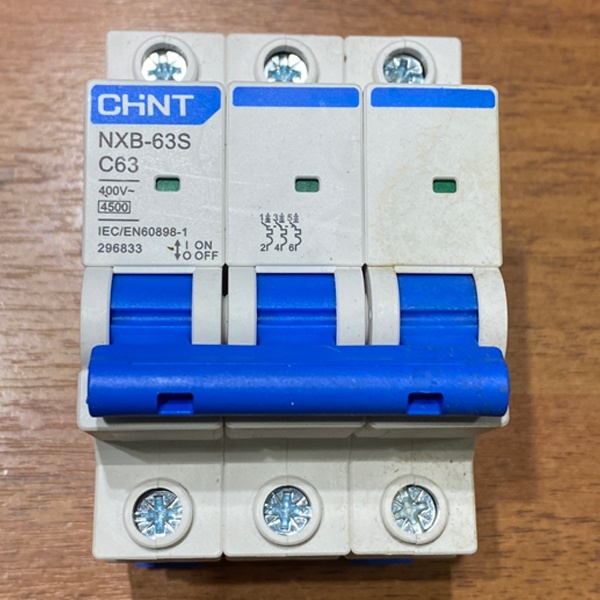 Трехполюсный модульный электрический автомат ЧИНТ с уставкой типа С, номинальная нагрузка 63 Ампера