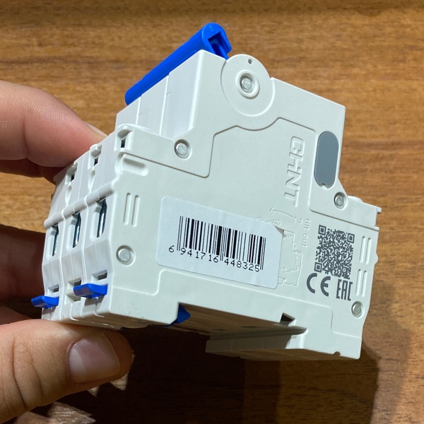 Трехполюсный модульный электрический автомат ЧИНТ с уставкой типа С, номинальная нагрузка 40 Ампер