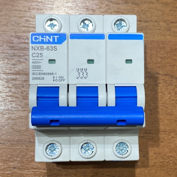 Трехполюсный модульный электрический автомат ЧИНТ с уставкой типа С, номинальная нагрузка 25 Ампер