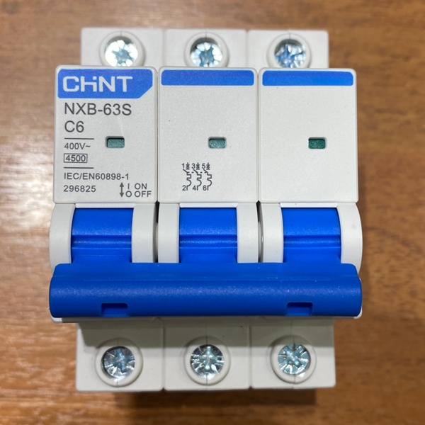 Трехполюсный модульный электрический автомат ЧИНТ с уставкой типа С, номинальная нагрузка 6 Ампер