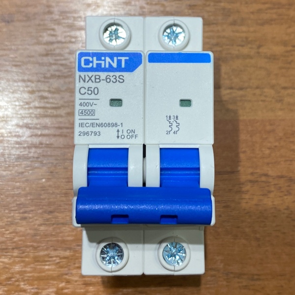 Двухполюсный модульный электрический автомат ЧИНТ с уставкой типа С, номинальная нагрузка 50 Ампер