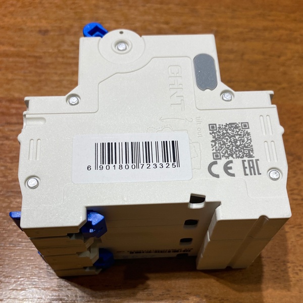 Трехполюсный модульный электрический автомат ЧИНТ с уставкой типа С, ток нагрузки 20 Ампер, отключающая способность 6000 А