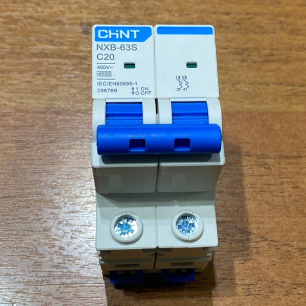 Двухполюсный модульный электрический автомат ЧИНТ с уставкой типа С, ток нагрузки 20 Ампер