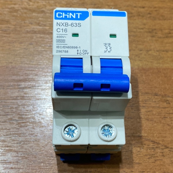 Двухполюсный модульный электрический автомат ЧИНТ с уставкой типа С, ток нагрузки 16 Ампер