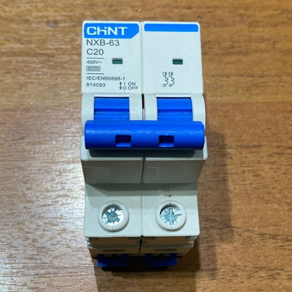 Двухполюсный модульный электрический автомат ЧИНТ с уставкой типа С, ток нагрузки 20 Ампер, отключающая способность 6000 А