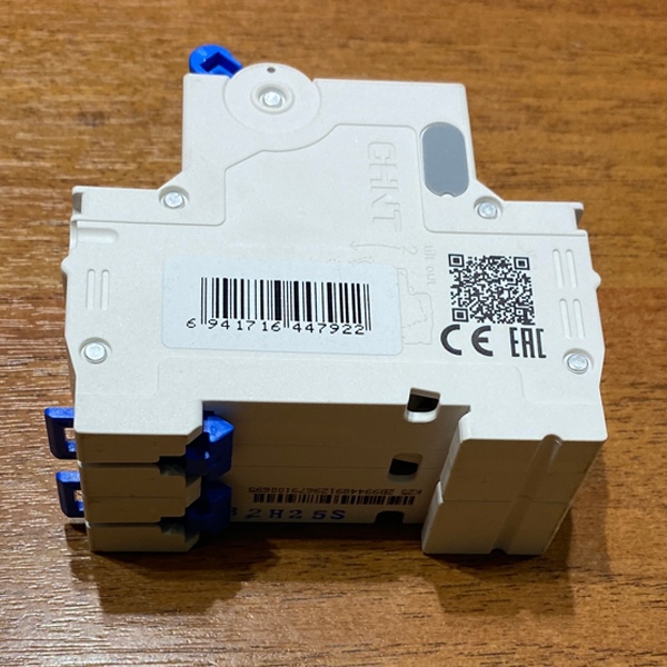 Двухполюсный модульный электрический автомат ЧИНТ с уставкой типа С, ток нагрузки 32 Ампера