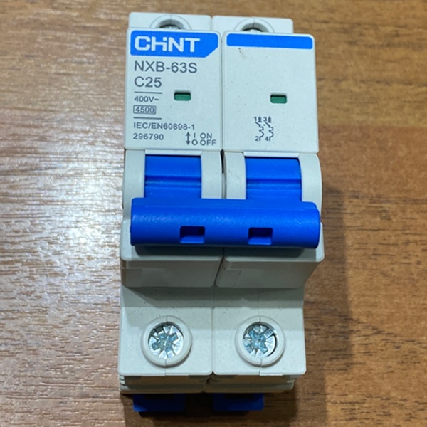 Двухполюсный модульный электрический автомат ЧИНТ с уставкой типа С, ток нагрузки 25 Ампер