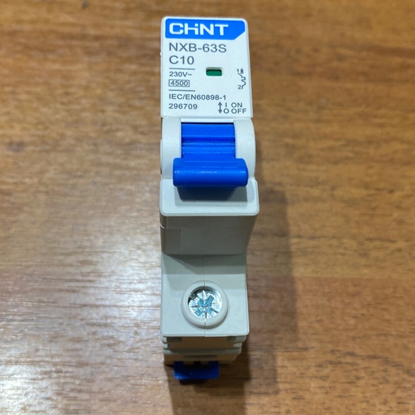 Однополюсный модульный электрический автомат ЧИНТ с уставкой типа С, ток нагрузки 10 Ампер