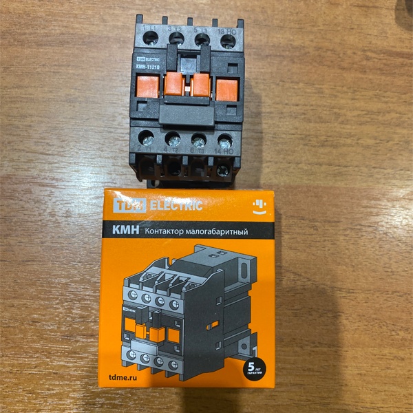 Компактный промышленный магнитный пускатель КМН-11210 ТДМ, номинальный ток 12 ампер, 1NO контакт