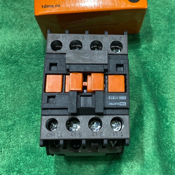 Компактный промышленный магнитный пускатель КМН-11810 ТДМ, номинальный ток 18 ампер, 1NO контакт