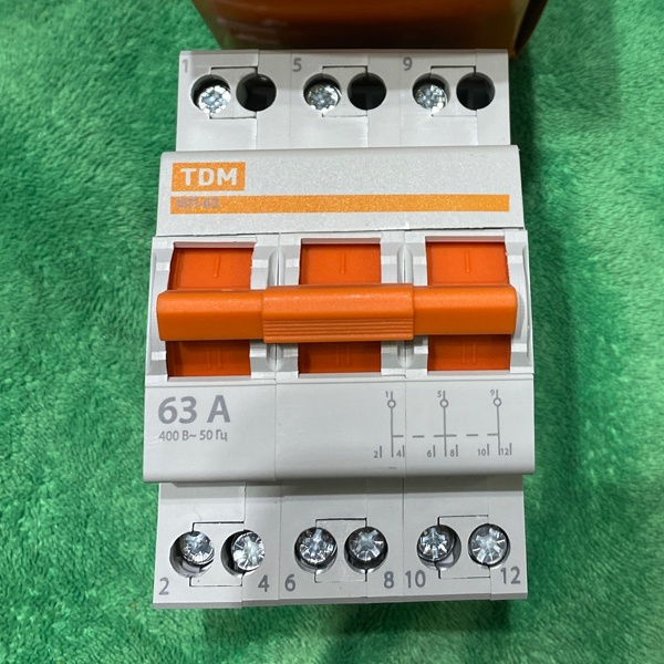 Трехполюсный модульный переключатель трехпозиционный, номинальным током 63 Ампера, ТДМ