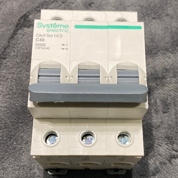 Трехполюсный модульный электрический автомат переменного тока на 40 Ампер с отключающей способностью 4500А, уставка С, Систем Электрик City9