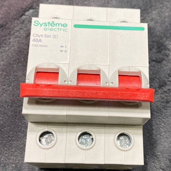 Выключатель-разъединитель трехполюсный City9 Set Systeme Electric, с номинальным током 40 Ампер, с красной рукояткой управления