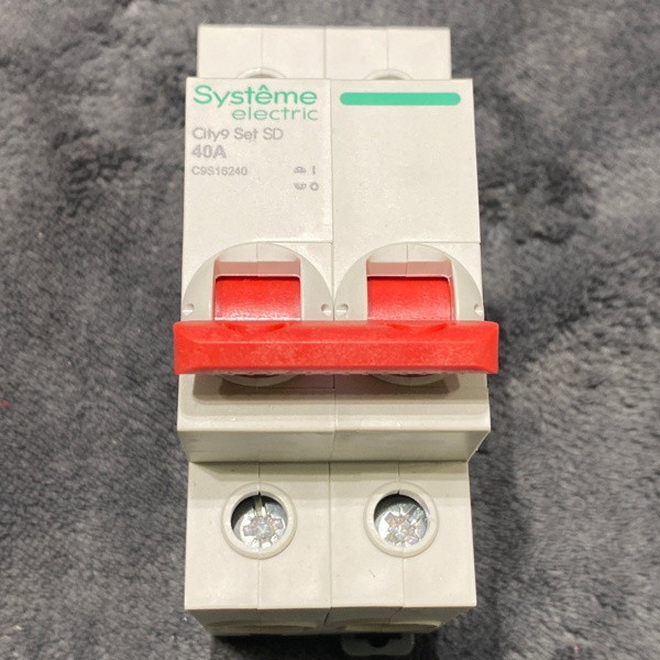 Выключатель-разъединитель двухполюсный City9 Set Systeme Electric, с номинальным током 40 Ампер, с красной рукояткой управления