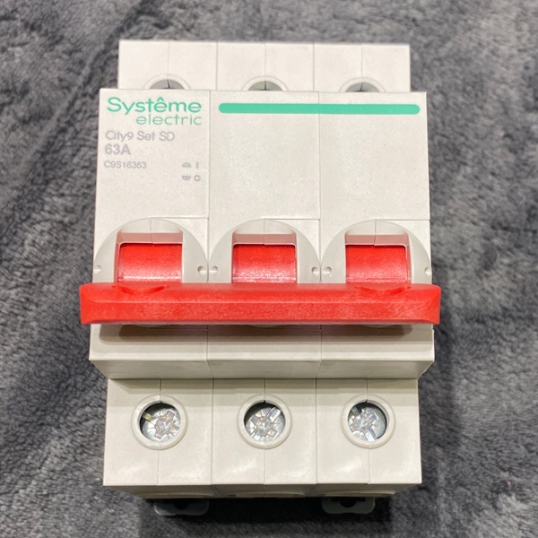 Выключатель-разъединитель трехполюсный City9 Set Systeme Electric, с номинальным током 63 Ампера, с красной рукояткой управления