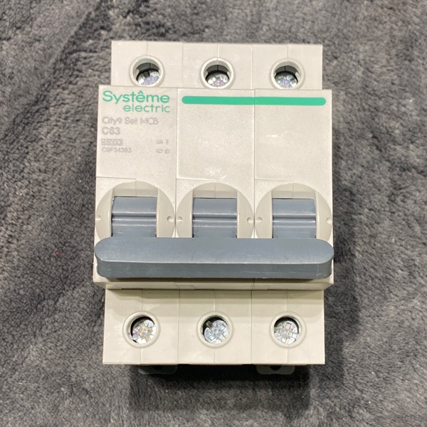Трехполюсный модульный электрический автомат переменного тока на 63 Ампера с отключающей способностью 4500А, уставка С, Систем Электрик City9