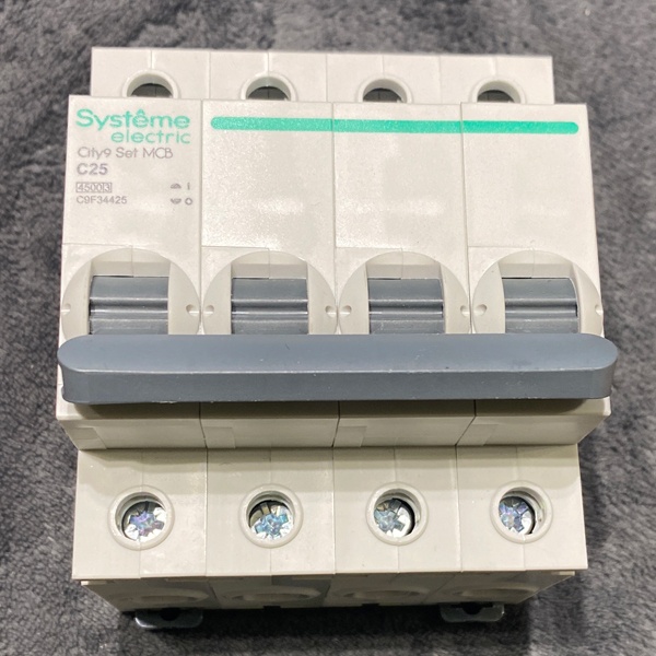 Четырехполюсный модульный электрический автомат переменного тока на 25 Ампер с отключающей способностью 4500А, уставка С, Систем Электрик City9